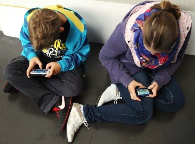 Cellulari e bambini: l’utilizzo massimo consigliato dal pediatra è davvero sorprendente