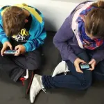 Cellulari e bambini: l’utilizzo massimo consigliato dal pediatra è davvero sorprendente