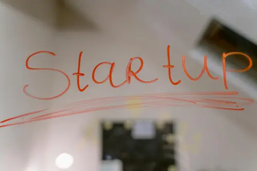 Startup B2B vs B2C: differenze di modello, crescita e finanziamento