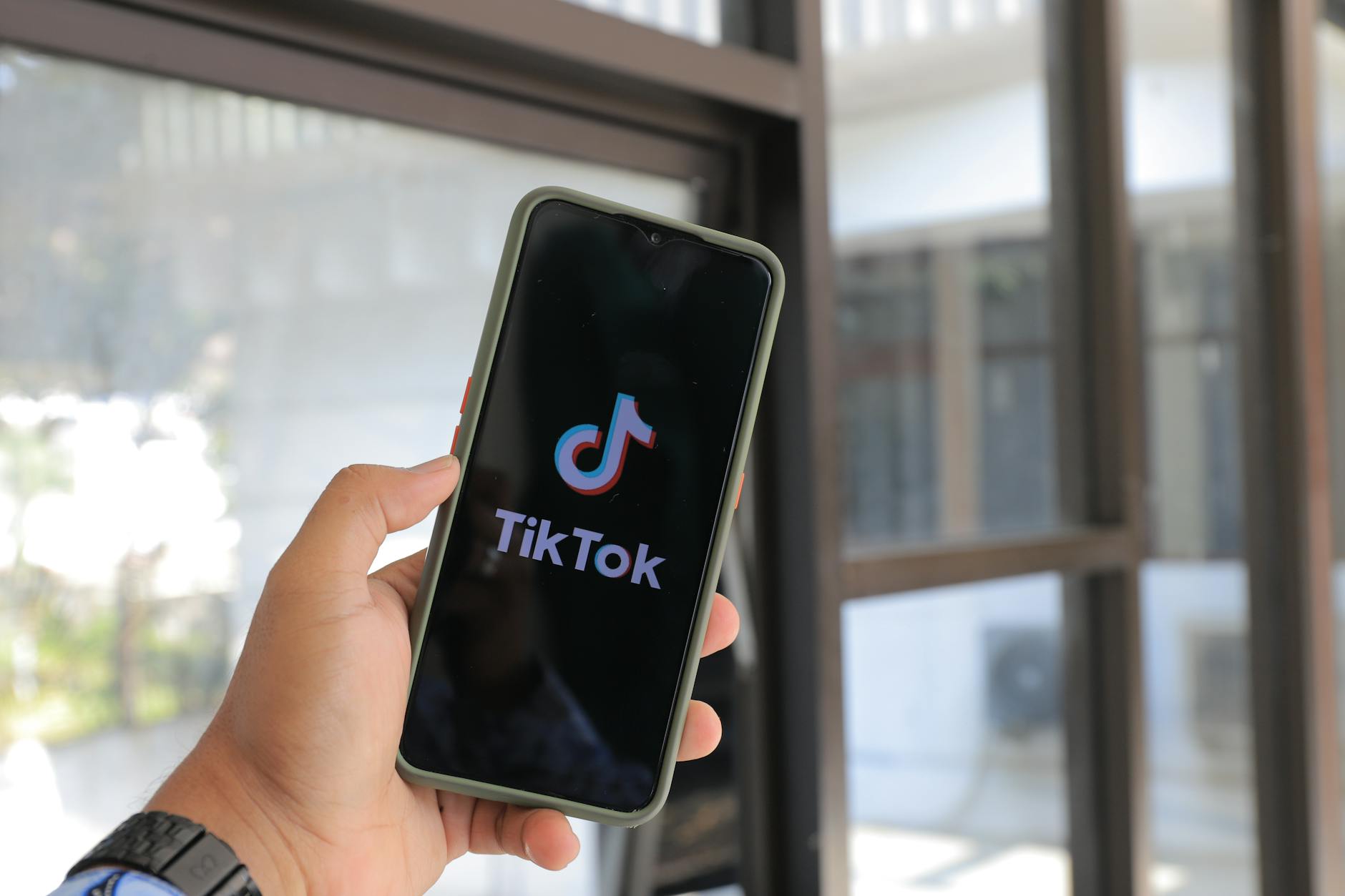 TikTok per le aziende italiane: come costruire una presenza efficace e raggiungere nuovi clienti