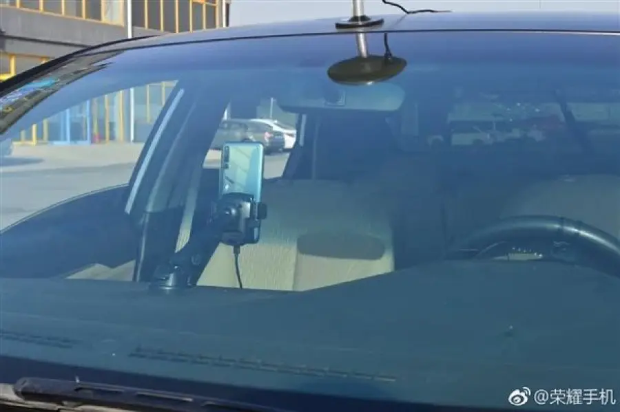 Honor Magic 2 controlla un'auto senza conducente