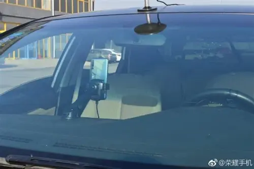 Honor Magic 2 controlla un'auto senza conducente