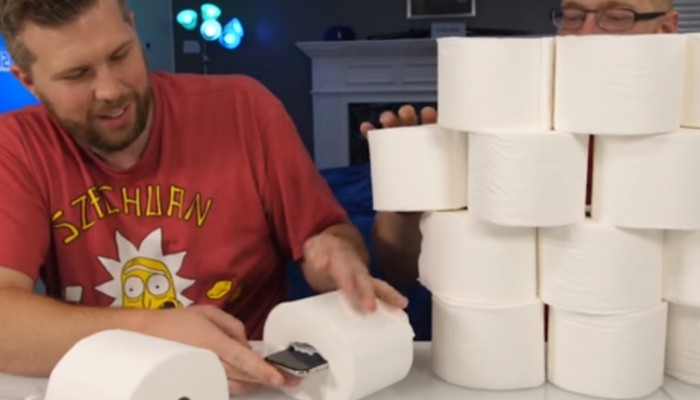Riusciranno due rotoli di carta igienica a salvare iPhone X da una caduta di 30 metri?