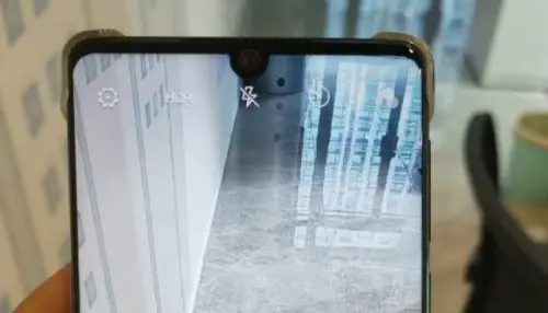 Nubia Z18: il top gamma in nuove immagini mostra una tacca in stile Essential phone