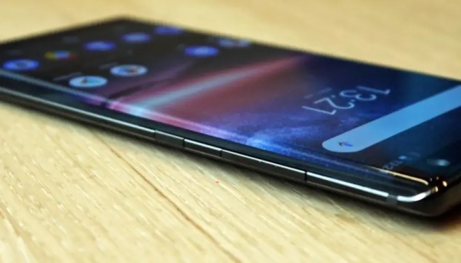 Nokia 8 Sirocco fa il suo ingresso ufficiale in Italia