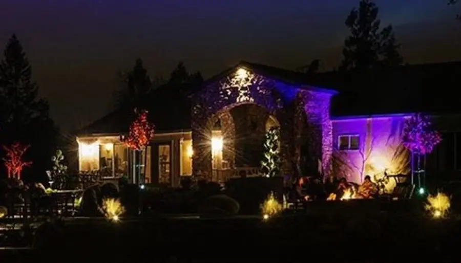 Anima gli esterni del tuo appartamento con LE, il Proiettore Faro 10W RGB a 16 colori