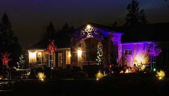 Anima gli esterni del tuo appartamento con LE, il Proiettore Faro 10W RGB a 16 colori