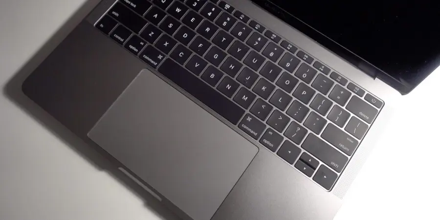 Apple nei guai per la tastiera dei MacBook Pro: parte la class action