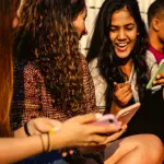 Facebook non è più popolare tra i giovani, crescono TikTok e YouTube