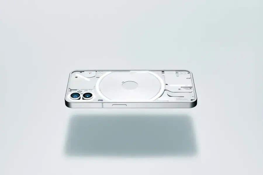 Nothing Phone (1): prezzo accessibile, ottimi compromessi e un design stiloso