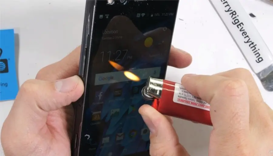 ZTE Axon M viene torturato da JerryRigEverything