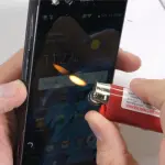 ZTE Axon M viene torturato da JerryRigEverything