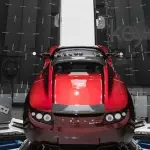Elon Musk fa sul serio e mostra la Tesla Roadster pronta per lo Spazio