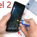 Google Pixel 2 XL vs JerryRigEverything: più grande vuol dire migliore?
