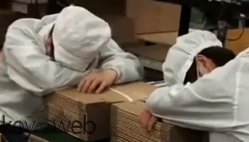 iPhone X, tirocinanti a lavoro per assemblare i dispositivi, troppe ore, turni massacranti