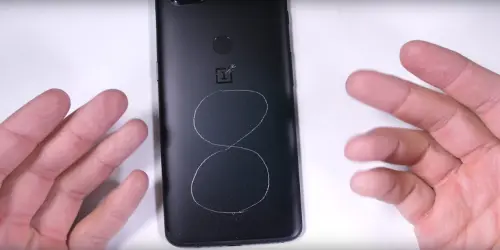 OnePlus 5T contro JerryRigEverything ed il test di resistenza