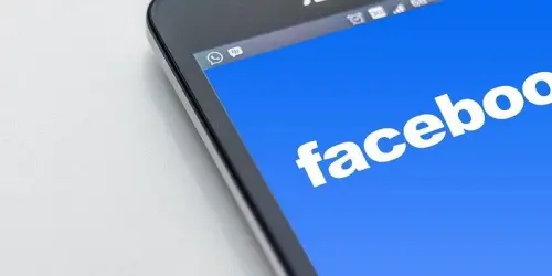 Errore lingua Facebook: come risolvere il problema