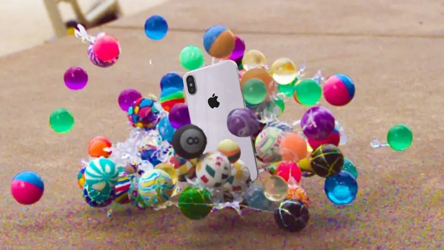 iPhone X in un case di palline elastiche, ennesimo strampalato drop test