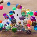 iPhone X in un case di palline elastiche, ennesimo strampalato drop test