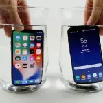 Cosa ci fa iPhone X in un bicchiere d’acqua insieme a Galaxy S8?