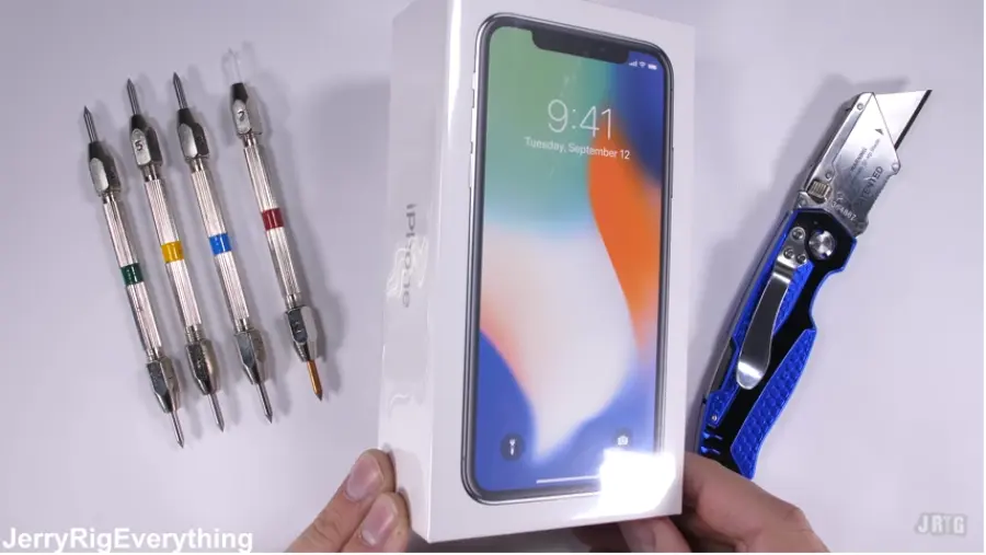 iPhone X sotto i ferri durante il test di JerryRigEverything