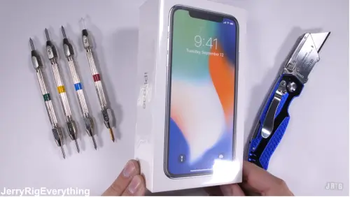 iPhone X sotto i ferri durante il test di JerryRigEverything