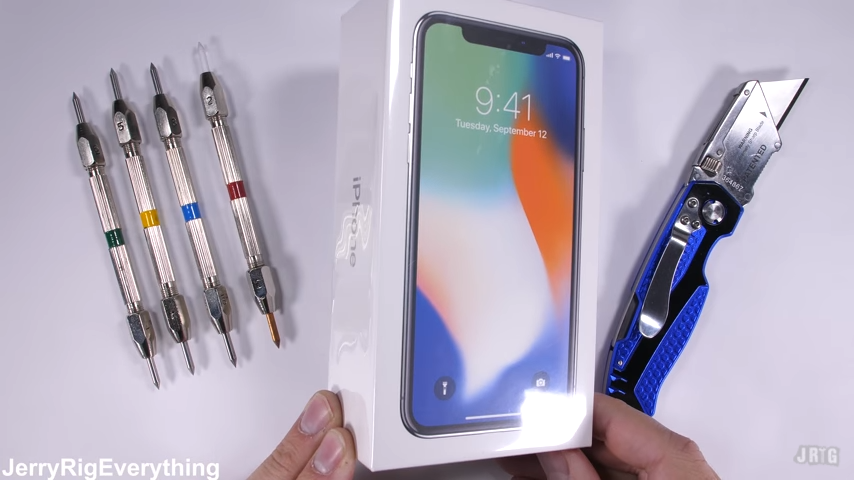 iPhone X sotto i ferri durante il test di JerryRigEverything