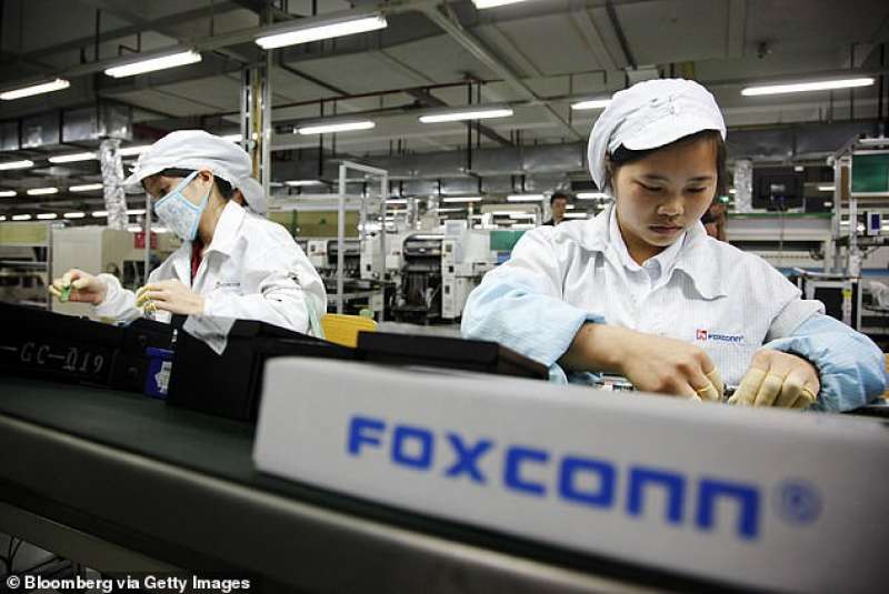 Foxconn sospende la produzione, bloccati anche gli iPhone
