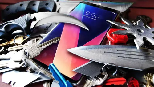 LG V30 vs iPhone 8 in uno Scratch test decisivo