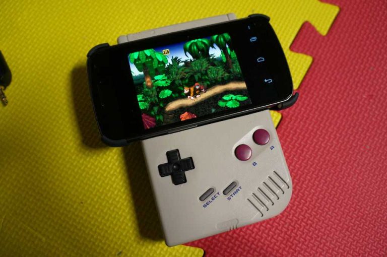 Un vecchio Game Boy viene modificato per pilotare un emulatore SNES per Android