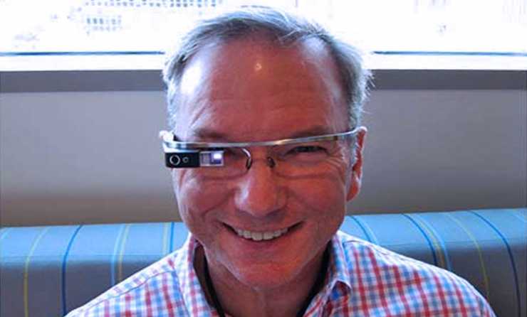 I Google Glass potrebbero arrivare tra un anno. Lo conferma Eric Schmidt