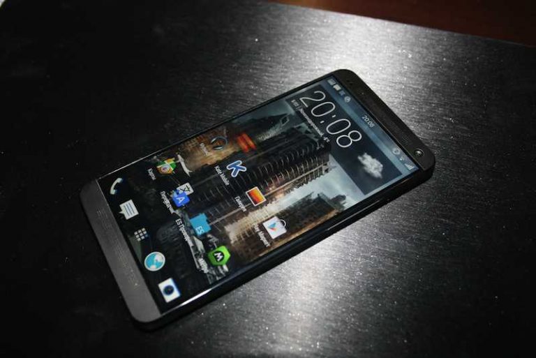 HTC M8 mostrato in grigio