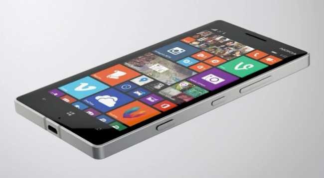 Nokia Lumia 930 con caricabatterie wireless e … stranezze tecnologiche