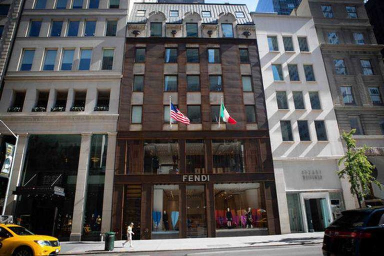 Microsoft sfida Apple e apre uno Store vicino allo storico Cubo Apple di New York