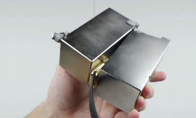 Un Apple Watch Edition da 10mila dollari tra due enormi magneti. Che fine farà?