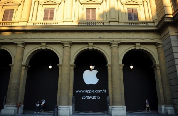 Entra infuriato in un Apple Store e spacca tutto: ecco il video dell’accaduto