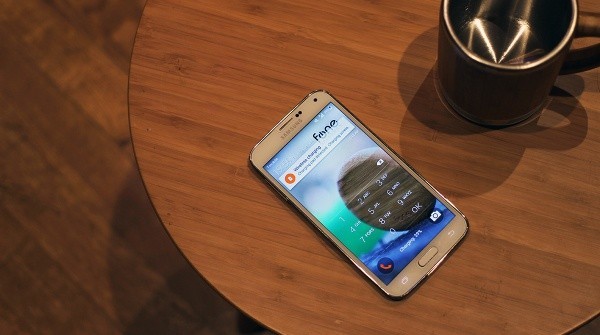 FurniQi, ricarica lo smartphone con il tavolo wireless