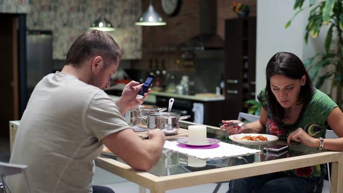 Italiani e smartphone: uno su due non rinuncia allo smartphone ma non nei pasti