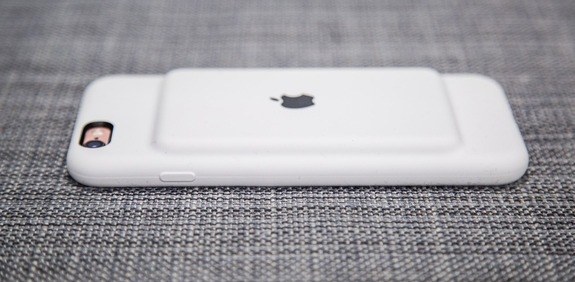 Tim Cook recidivo, chiude gli occhi e difende il design della Smart Battery Case