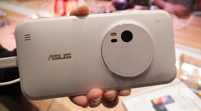 Primo lancio sul mercato di Asus Zenfone Zoom: lo smartphone con la fotocamera mostruosa