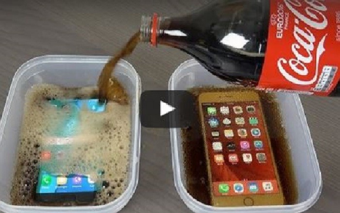 iPhone 6s Plus e Galaxy S7 edge: ecco cosa succede se li congeli nella Coca-Cola!