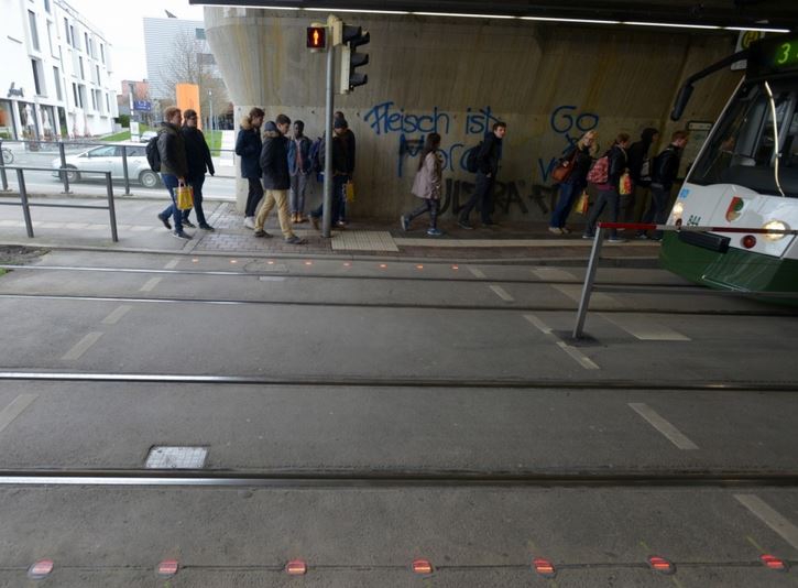 Germania: arrivano i semafori per i pedoni tecnodipendenti
