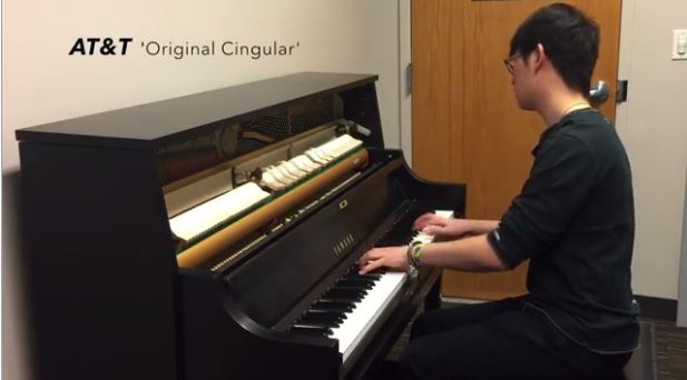 Pianista suona le storiche suonerie dei cellulari (Video)