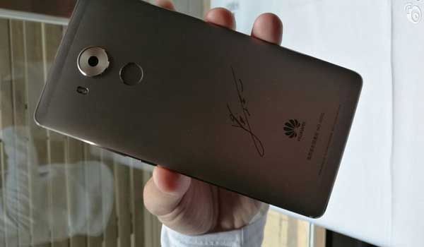 Huawei Mate 8 ufficiale in edizione limitata firmata da Messi