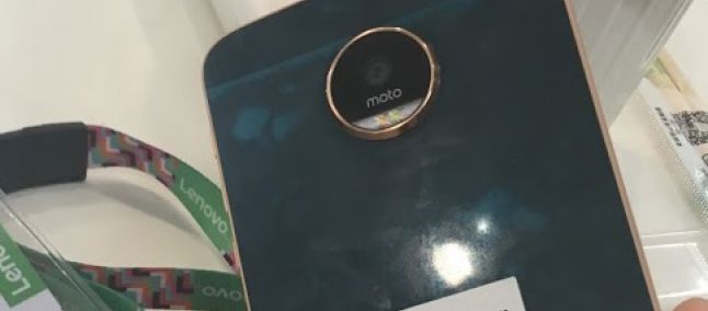 Moto Z sottoposto alle torture di JerryRigEverything  (Video disponibile)
