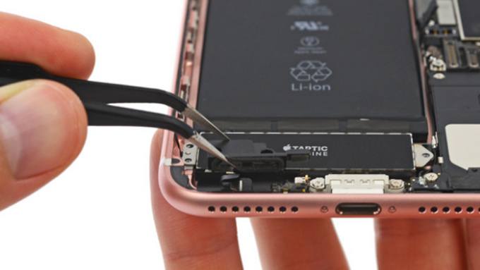 iPhone 7 Plus: un teardown rivela una batteria da 2900 mAh, 3 GB di RAM ed altro…