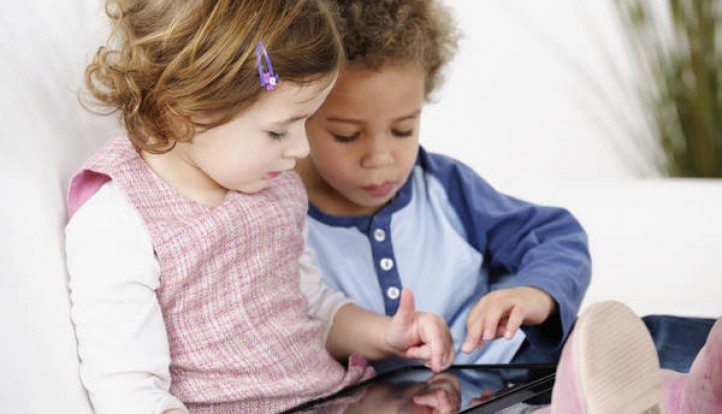 Tablet, TV e smartphone ai bambini? Ecco le nuove regole per un corretto utilizzo