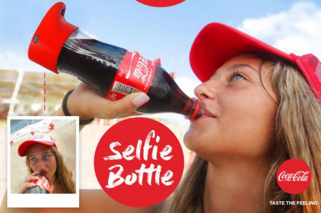 Coca-Cola Selfie Bottle: tu bevi, lei scatta