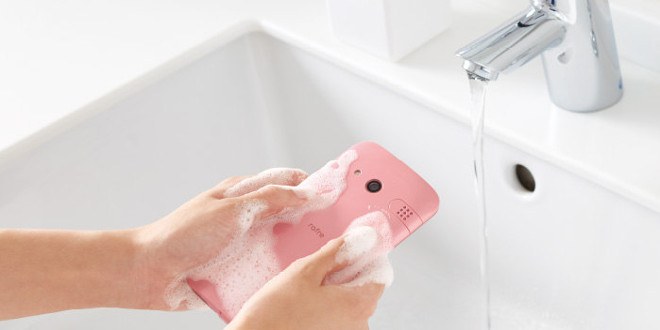 Kyocera presenta lo smartphone che si può lavare: caratteristiche e prezzi