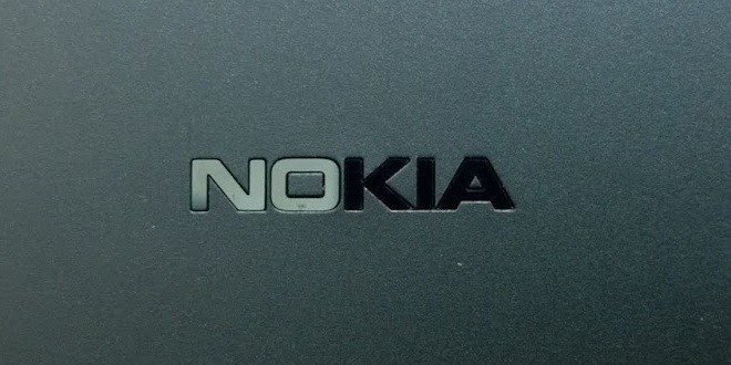 Il logo posteriore di Nokia 6 si scolla facilmente dal dispositivo